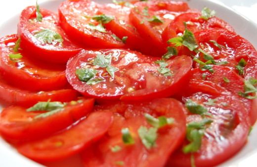 Салата домат со кромид