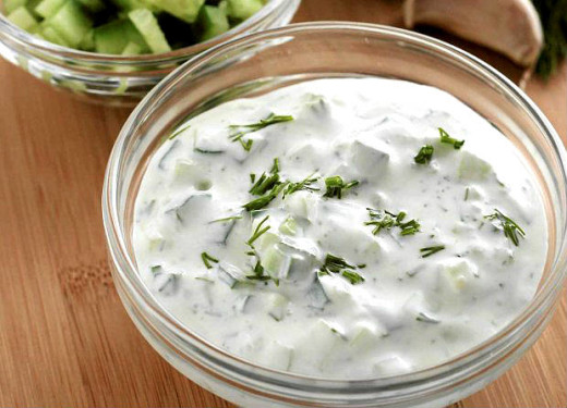 Таратур (краставици со сос од лук и кисела павлака)